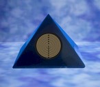 Schungit Pyramide 10cm mit TeslaVital®Chip Lakhovsky