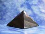 Schungit Pyramide 10cm/poliert