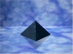 Schungit Pyramide 5cm/ nicht poliert